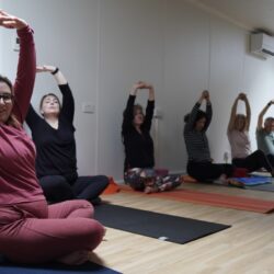 Twist with interlaced fingers
